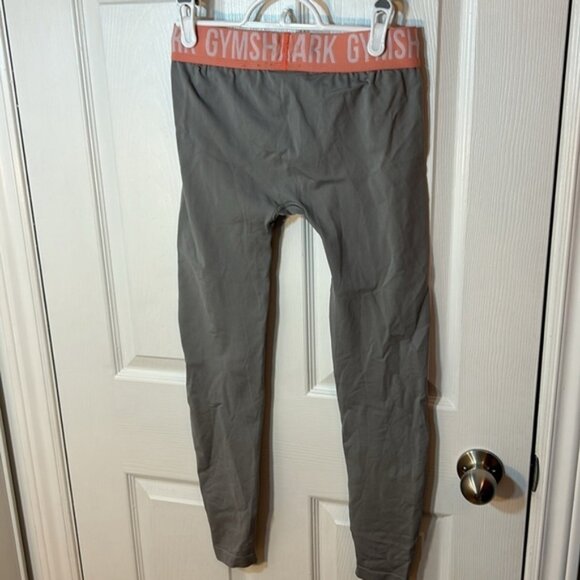 Size medium gymshark, gray seamless leggings with peach band - Picture 5 of 6